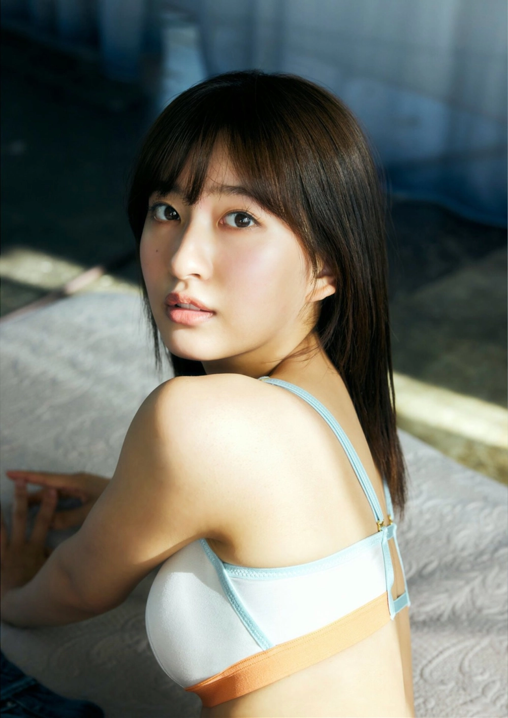 Hình ảnh gái xinh vú to toát lên vẻ đẹp gợi cảm bốc lửa mê hoặc.