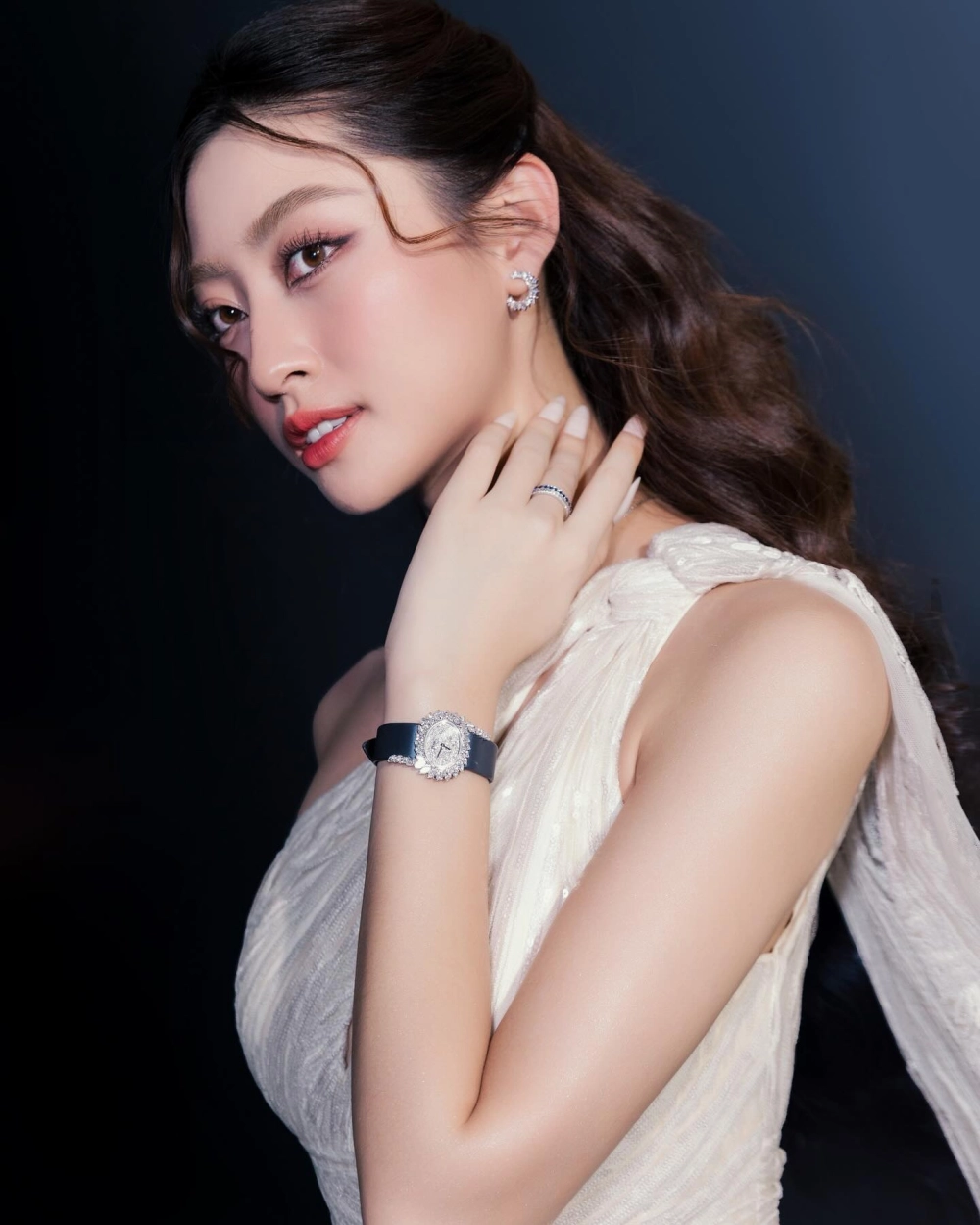 Hình ảnh gái khoe vú mang nét đẹp sexy bốc lửa đầy sức hấp dẫn.