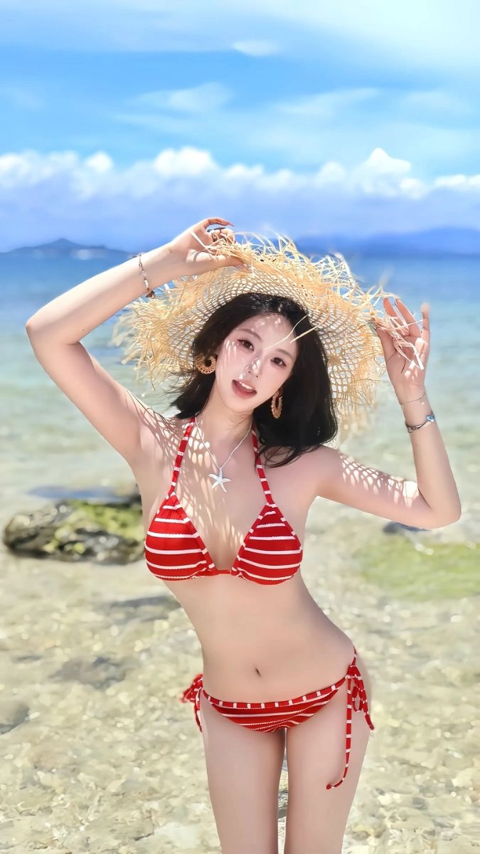 Ảnh gái xinh mặc bikini đi biển toát lên vẻ đẹp gợi cảm bốc lửa đầy sức hút