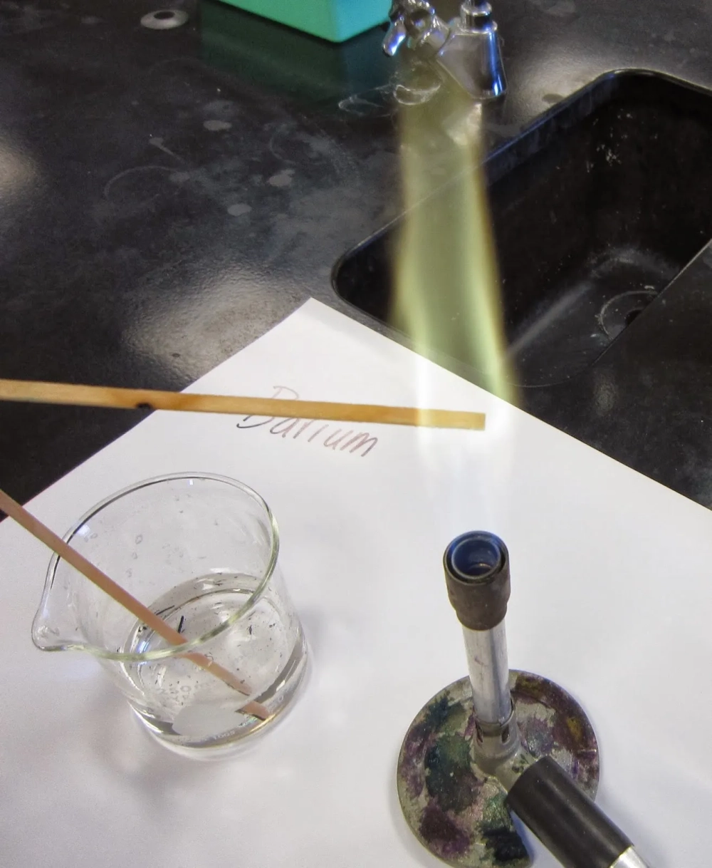 Màu ngọn lửa của Lithi đỏ tía mạnh mẽ