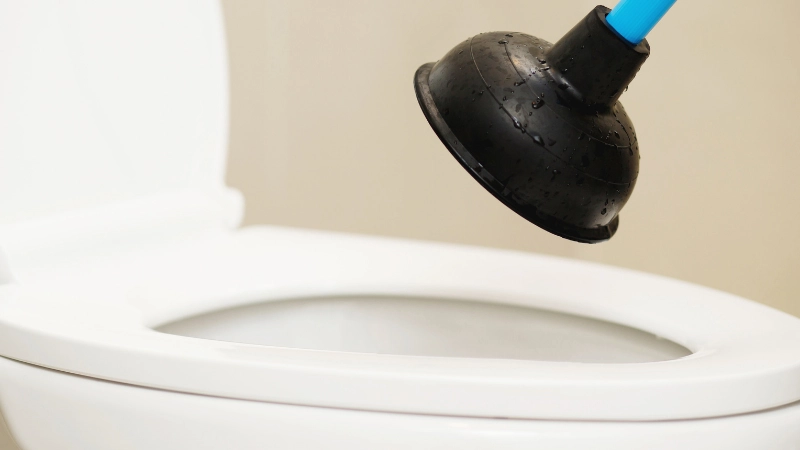 Bể phốt bị đầy do thời gian dài chưa hút định kỳ