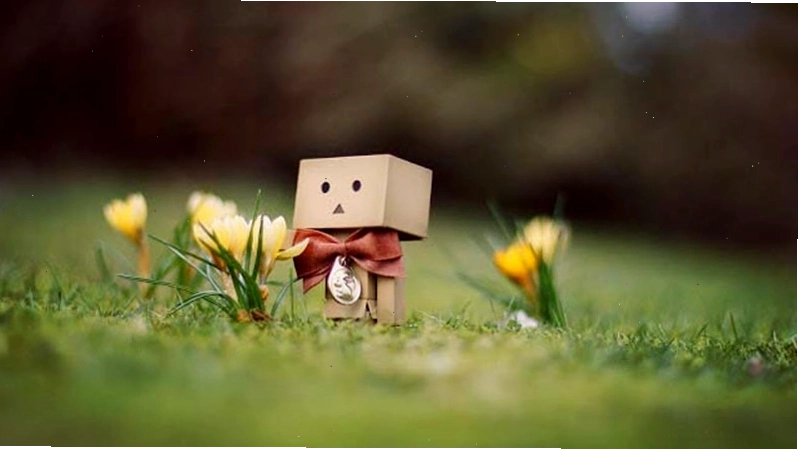 Avatar với gam màu trầm và ánh mắt nhìn xa xăm