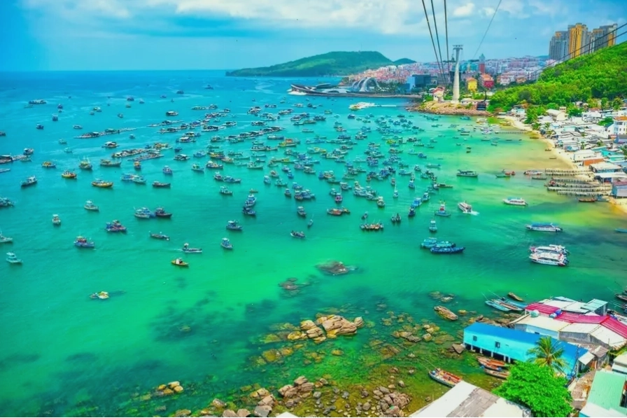 Biển xanh ngọc bích tại Phú Quốc mùa xuân