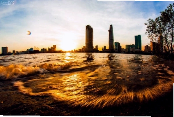 Bình minh rạng rỡ trên đỉnh Fansipan giữa màn sương mờ ảo