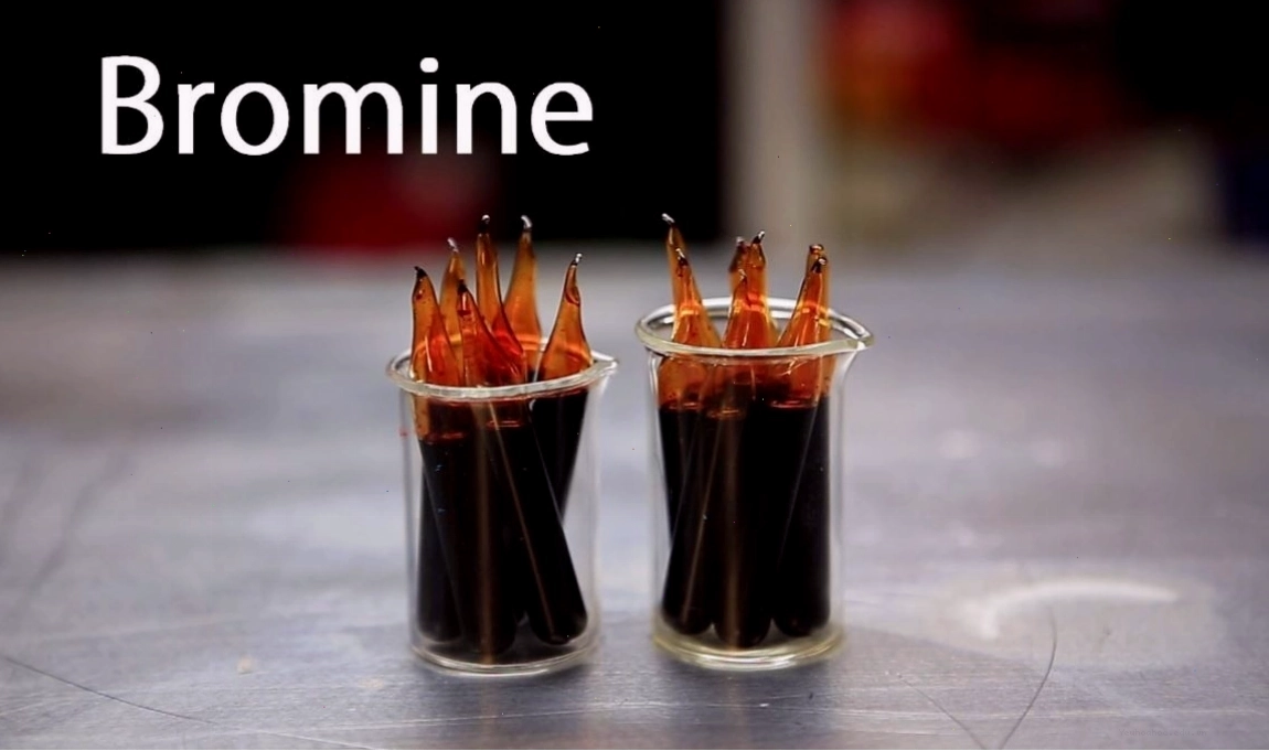 Brom tồn tại ở dạng lỏng màu nâu đỏ