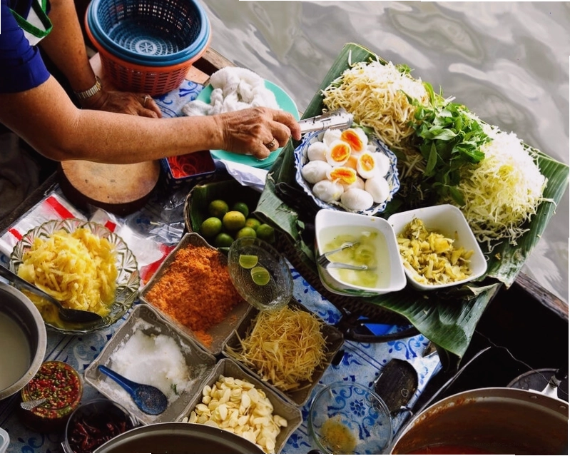 Cận cảnh một chiếc ghe chở trái cây
