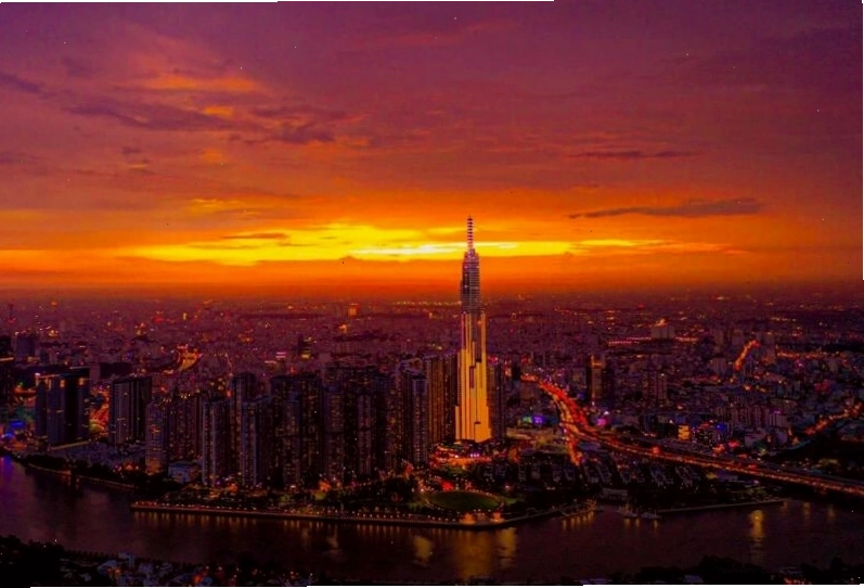 Cảnh biển lúc hoàng hôn với sóng nhẹ