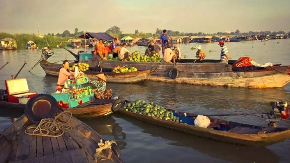 Cảnh mua bán tấp nập trên Chợ nổi Long Xuyên