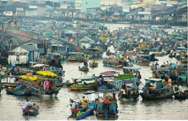 Cảnh mua bán tấp nập trên sông