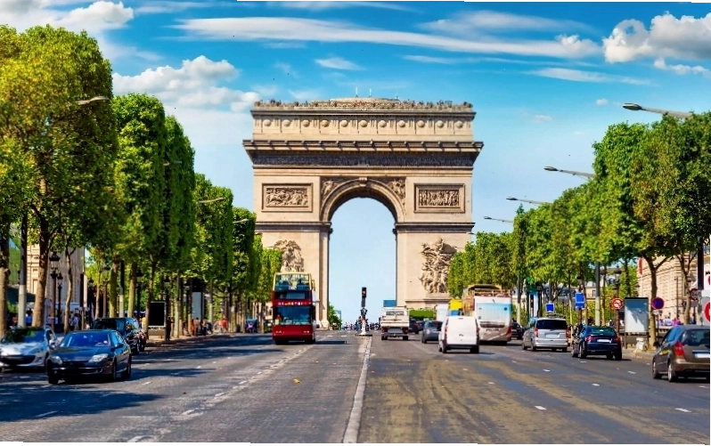 Cảnh quan thơ mộng của Amsterdam với những ngôi nhà cổ soi bóng xuống kênh đào