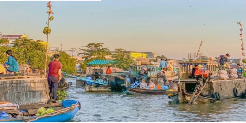 Cây bẹo treo đầy hàng hóa trên ghe tại chợ nổi Cái Răng