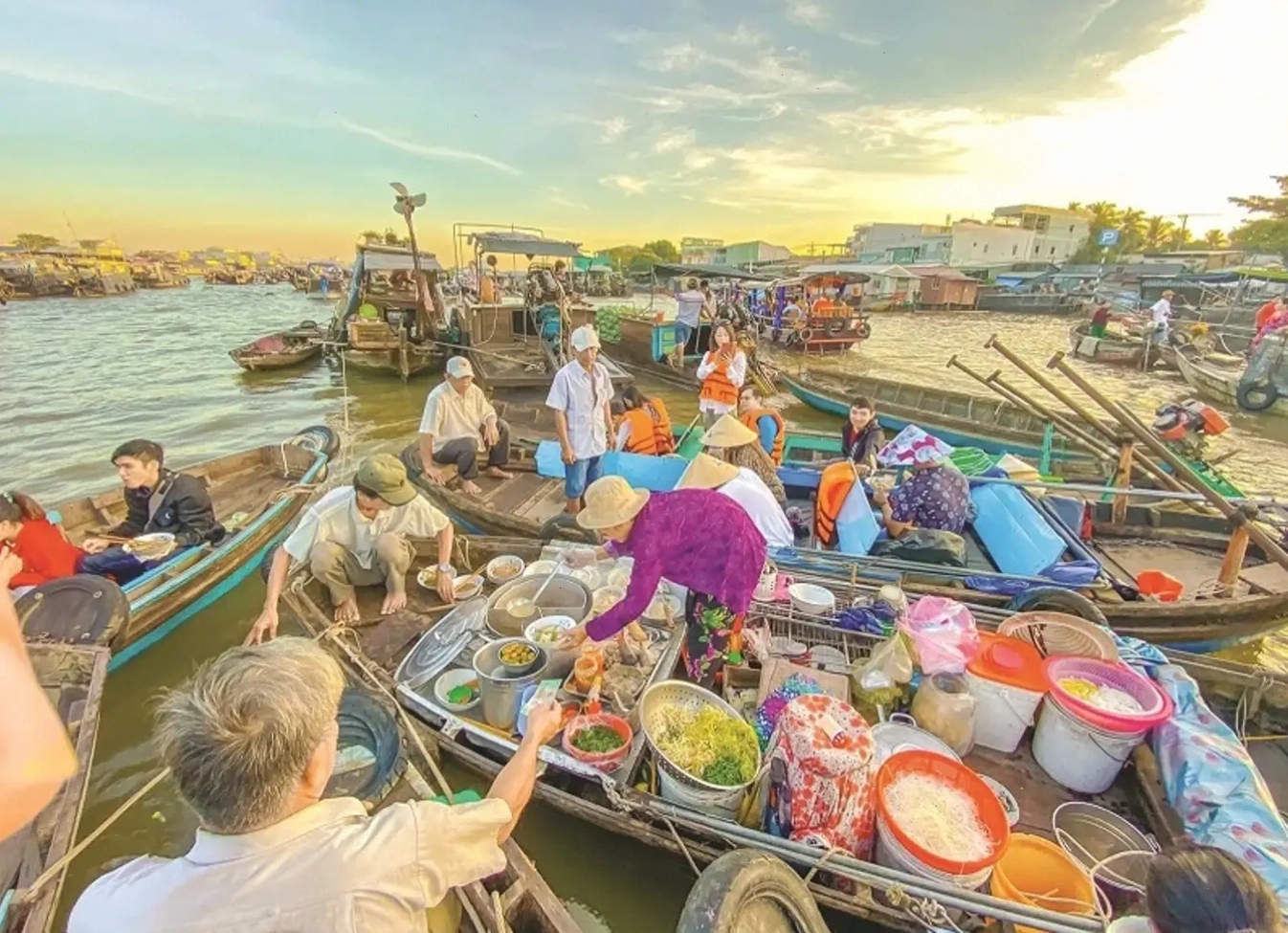 Chợ nổi Cái Răng tấp nập ghe thuyền mua bán trên sông