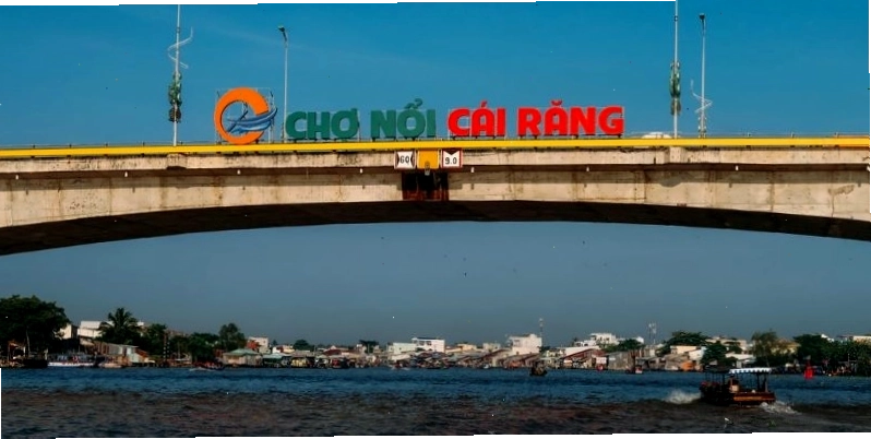 Chợ nổi Cái Răng về sáng với những chiếc ghe đầy ắp hàng hóa