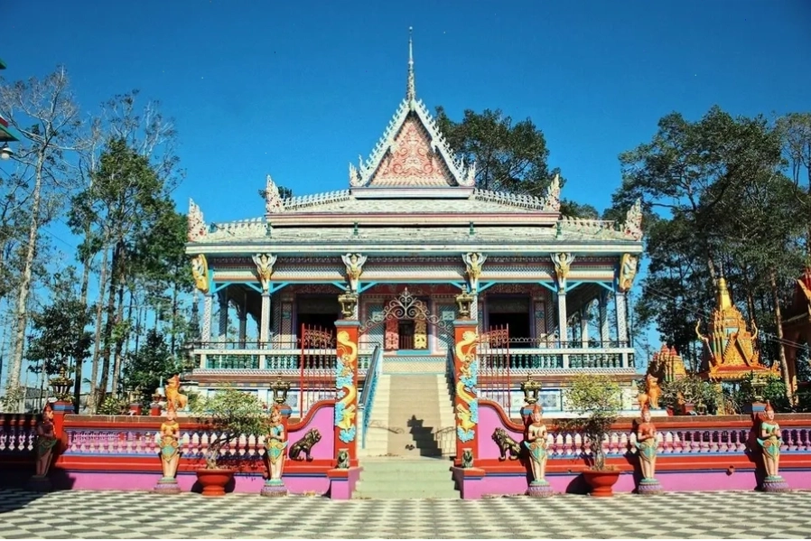 Chùa Chén Kiểu trang trí bằng hàng ngàn mảnh chén đĩa sứ