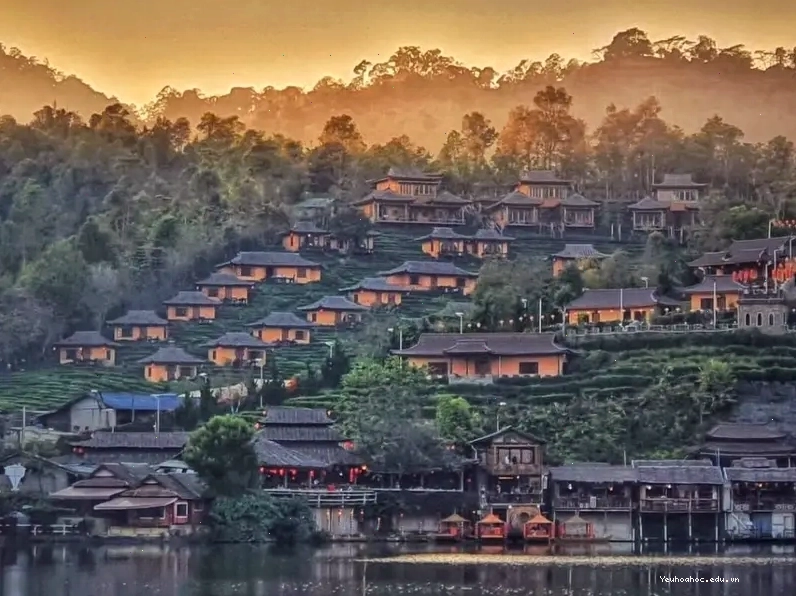 Cổ trấn Ban Rak Thai Thái Lan yên bình bên hồ nước và đồi chè