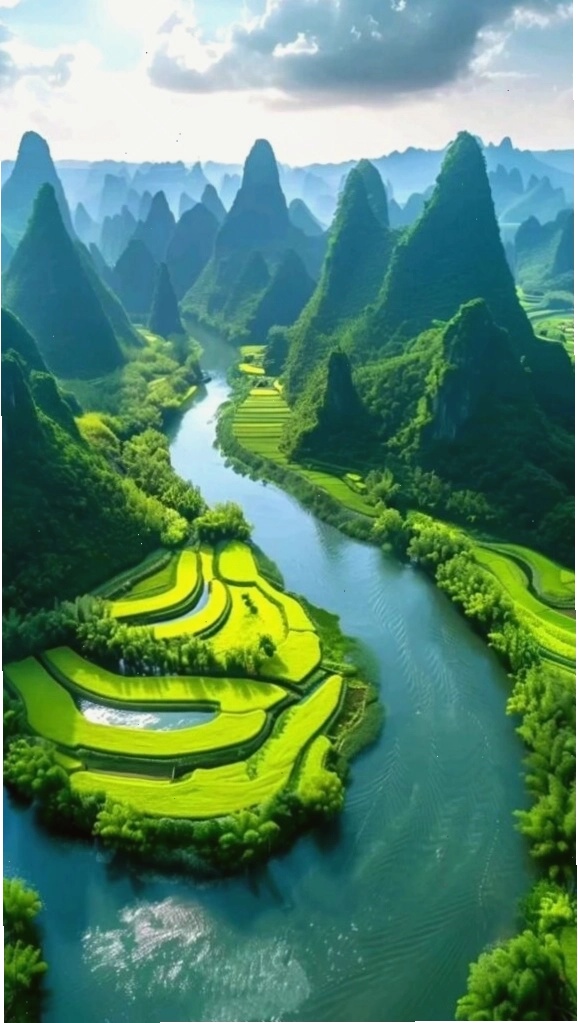 Con sông xanh ngọc quanh co giữa núi đá hùng vĩ
