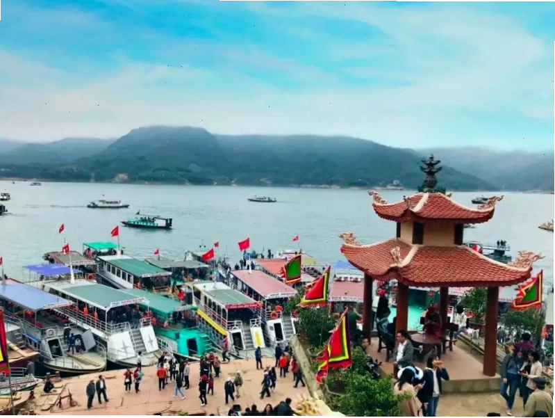 Du khách thành tâm chiêm bái tại Đền Bà Chúa Thác Bờ