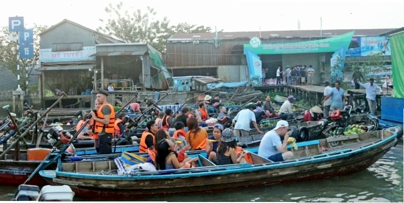 Du khách thuê thuyền tại bến Ninh Kiều để khám phá chợ nổi Cái Răng