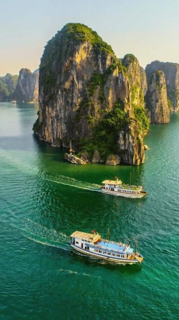 Du thuyền nhỏ giữa vịnh biển xanh ngắt với những khối núi đá