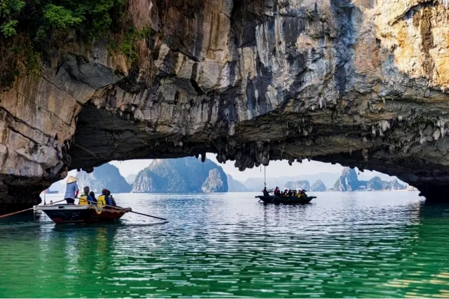 Hang Luồn với cảnh quan sông nước hữu tình
