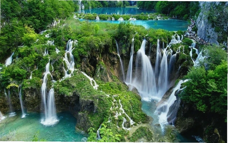 Hệ thống hồ nước xanh biếc và thác nước hùng vĩ tại Vườn Quốc gia Plitvice Lakes, Croatia