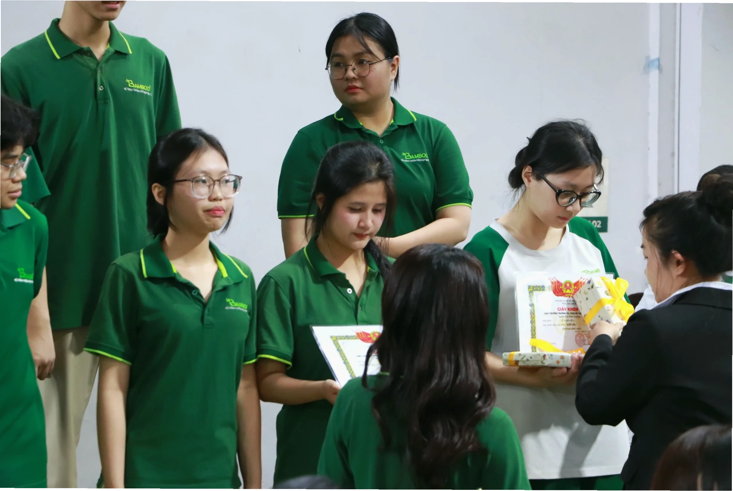 Hình ảnh mô phỏng các nhà khoa học nghiên cứu về điện học