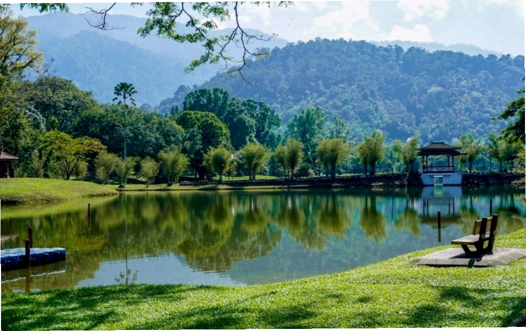 Hình ảnh một người đàn ông trẻ trung, năng động trong bối cảnh đô thị hiện đại.