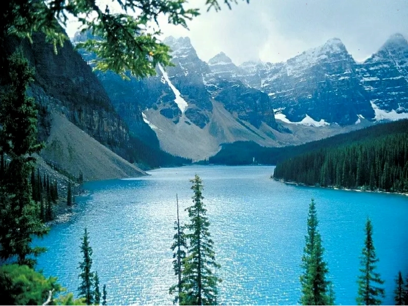 Hồ nước màu ngọc lam tại Vườn quốc gia Banff Canada