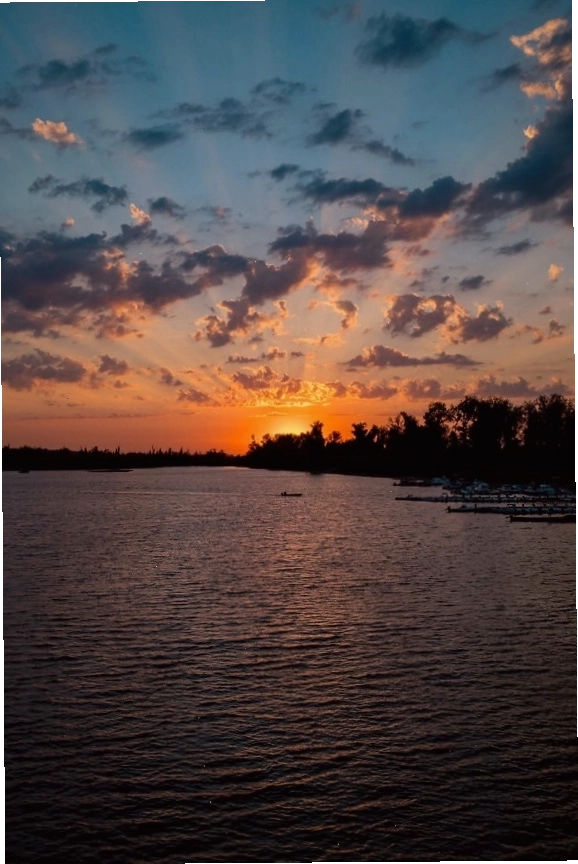 Hoàng hôn trên biển với ánh mặt trời màu cam tuyệt đẹp
