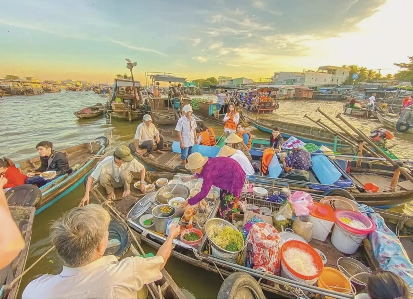 Hoạt động mua bán tấp nập trên chợ nổi Cái Răng