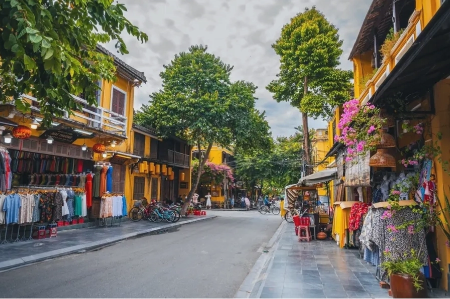 Hội An mùa xuân ngập tràn sắc hoa giấy rực rỡ