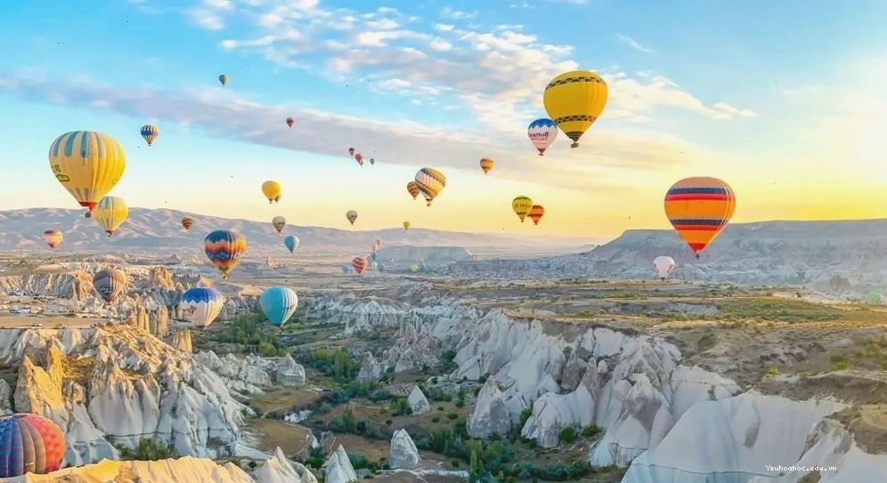 Khinh khí cầu bay trên thung lũng Cappadocia Thổ Nhĩ Kỳ