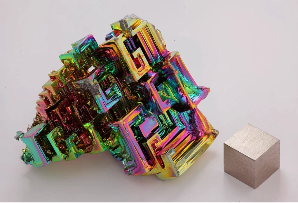 Khối tinh thể Bismuth và khối lập phương 1cm khối