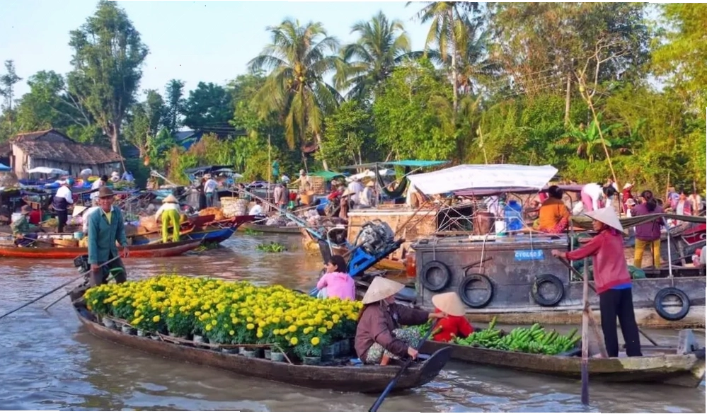 Không khí tấp nập tại Chợ nổi Ngã Năm