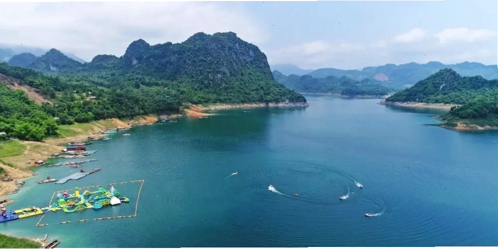 Mặt hồ thủy điện Hòa Bình mênh mông và yên ả