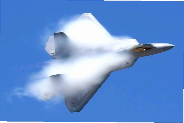 Máy bay F-22 Raptor tạo ra vệt khói khi phá vỡ rào cản âm thanh