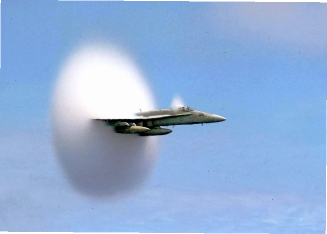 Máy bay F/A-18 Hornet phá vỡ rào cản âm thanh