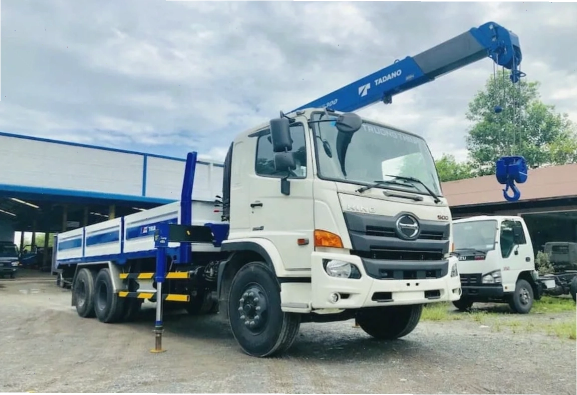 Máy cẩu thủy lực đang hoạt động