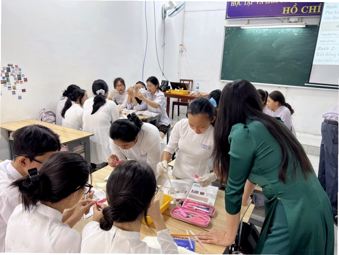 Minh họa ảnh hưởng của áp suất lên tốc độ phản ứng khí