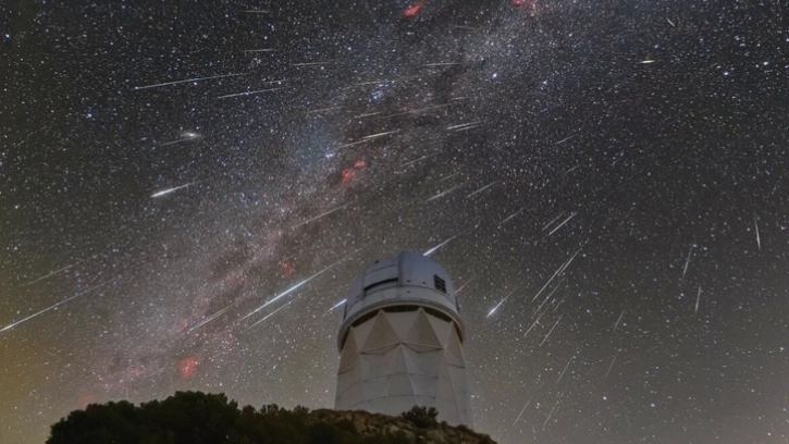 Mưa sao băng Geminids với nhiều vệt sáng trên bầu trời