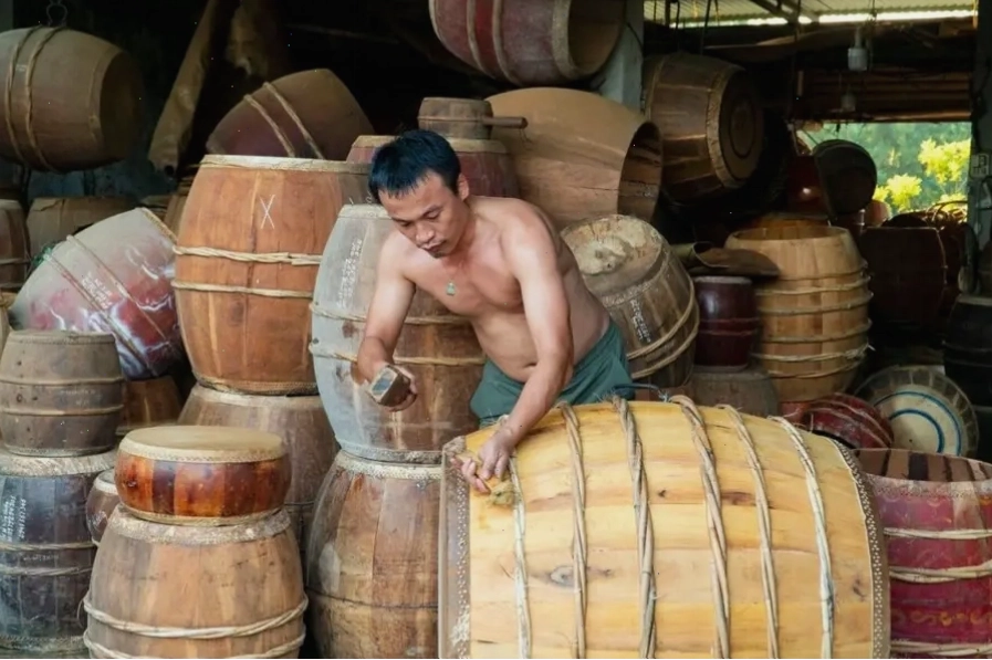 Nghệ nhân làng trống Đọi Tam đang chế tác trống