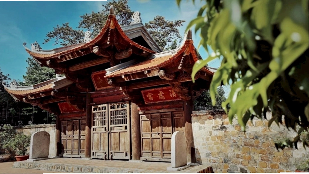 Ngôi chùa cổ kính giữa trung tâm Hồ Tây