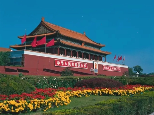 Núi Hoàng Sơn chìm trong biển mây