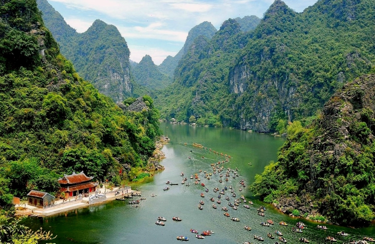Quần thể danh thắng Tràng An Ninh Bình với núi đá vôi và sông nước xanh mát