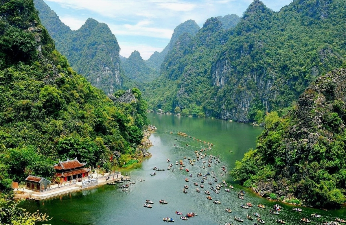 Quần thể danh thắng Tràng An Ninh Bình với núi đá vôi và sông nước