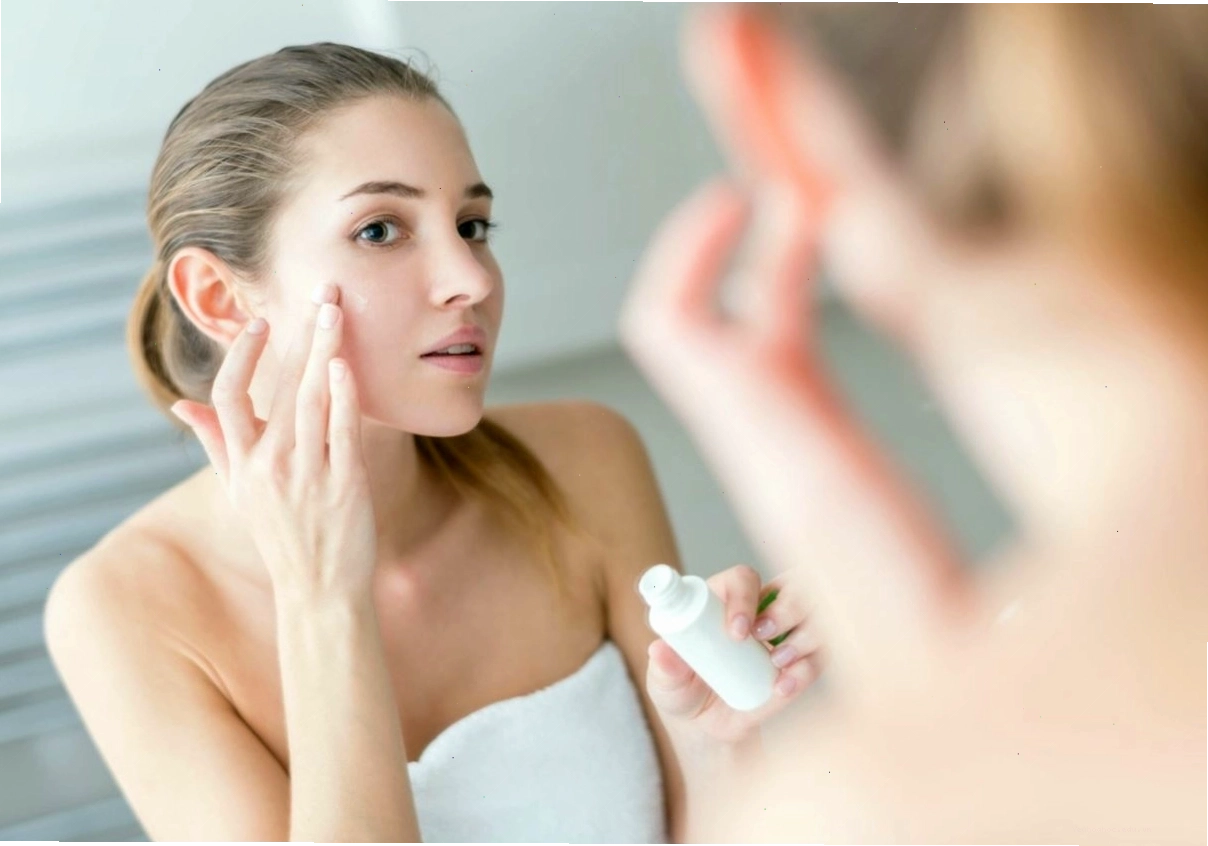 Quy trình làm sạch móng tay bằng cồn
