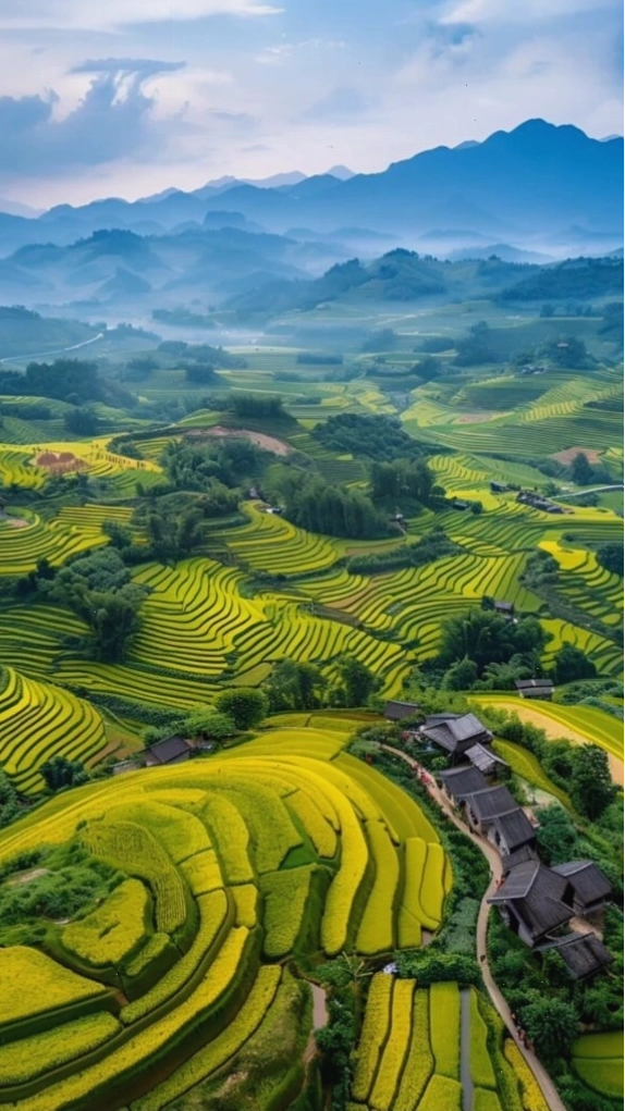Ruộng bậc thang xanh mướt giữa núi rừng trùng điệp