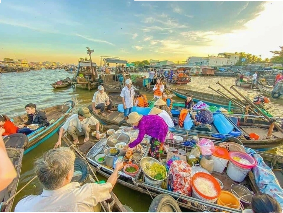 Sản vật địa phương được bày bán phong phú