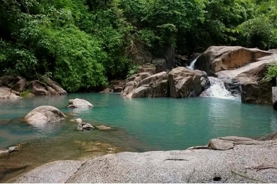 Suối Trạch trong xanh, yên bình