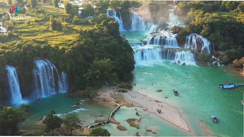 Thác Bản Giốc hùng vĩ, một trong những cảnh đẹp ấn tượng trong video
